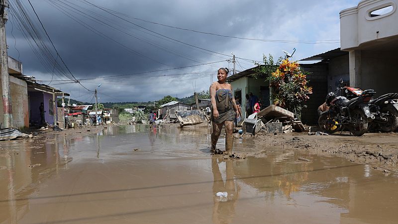 Flooding in Southern Ecuador Crashes Bridge, Devastates Buildings: International Edition (English)