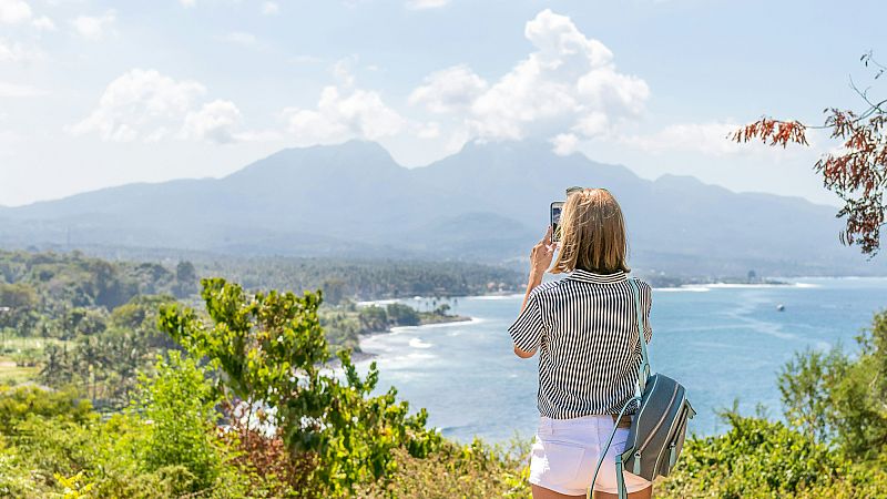 Traveling Alone: Master the Art of Avoiding the 'Singles Tax' and Choosing Your Dream Destination