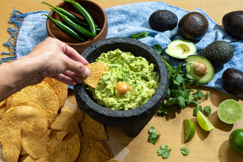 It's Time for America to Rethink Tomato and Onion in Guacamole
