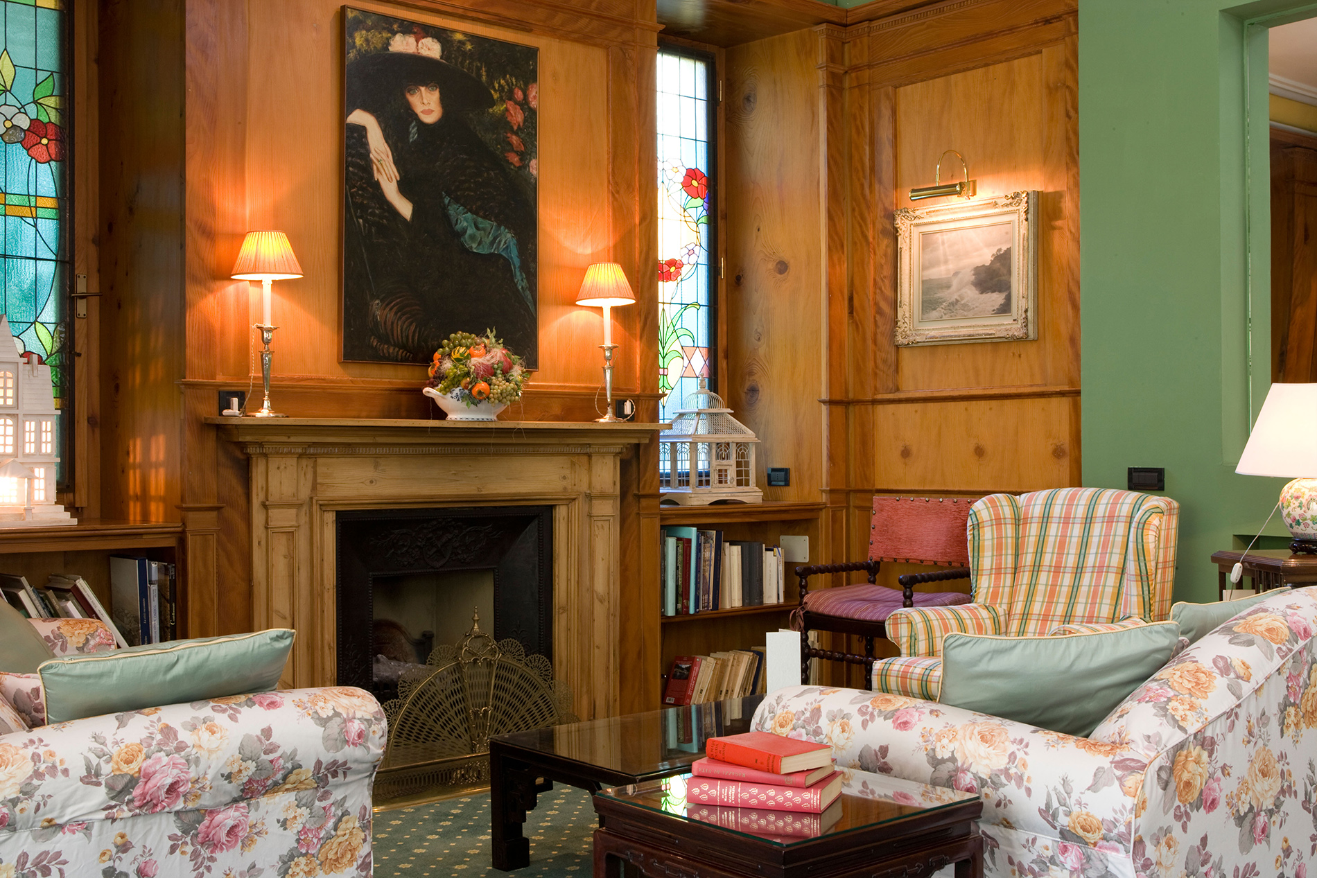 Bucolic Charm at City Centre: Hotel Victoria (International Edition, English)